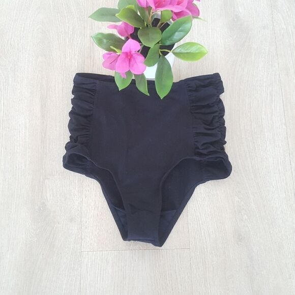 California kisses bikini bottom - Picture 1 of 6